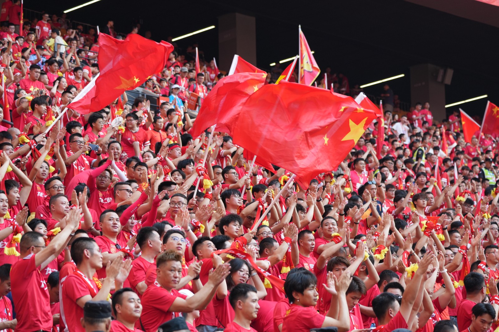 足球热潮再起，全民参与狂欢