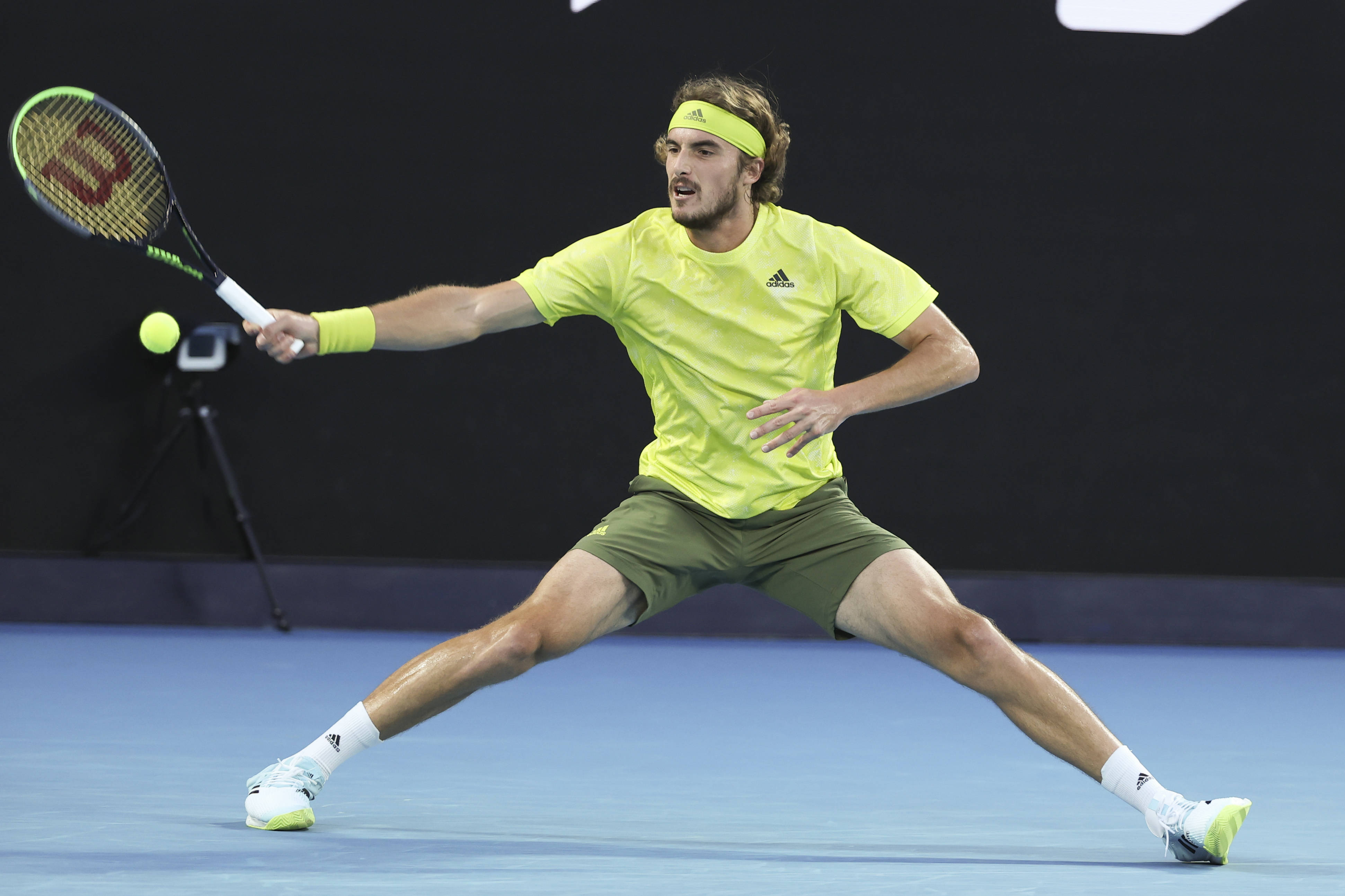 关于美国网球队碾压英国网球队，西西帕斯打破历史纪录的信息