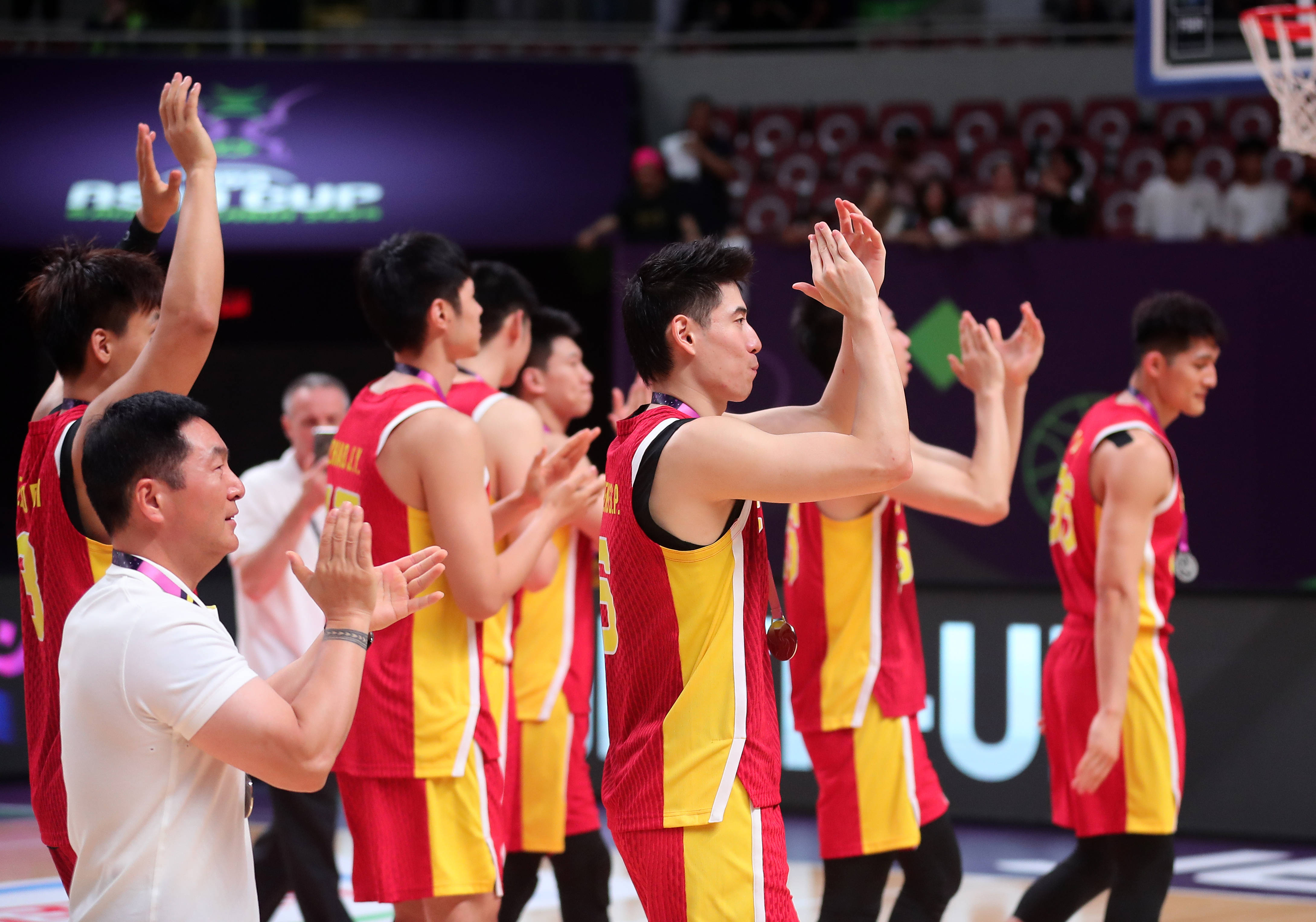 青年篮球联赛冠军展现团队力量